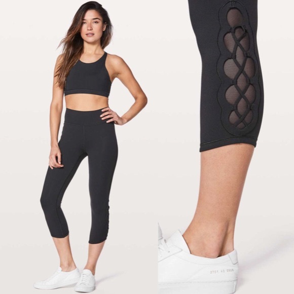 Lululemon ALMOST NEW Tied To It Crop 21” Inseam - Picture 3 of 11